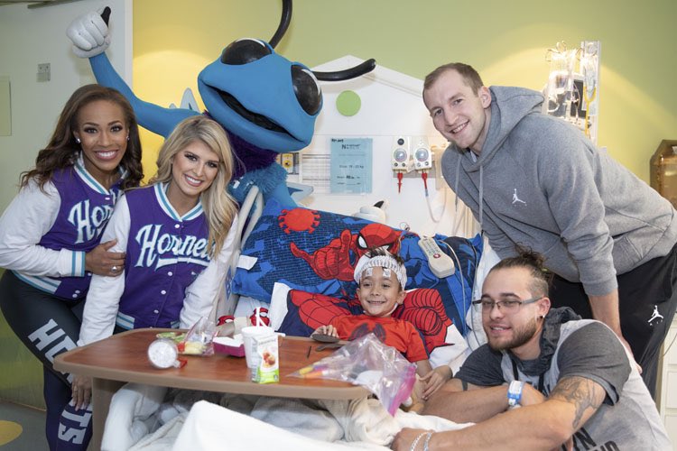 回馈社区！黄蜂官方推特发布球队昔日参加社区活动图集