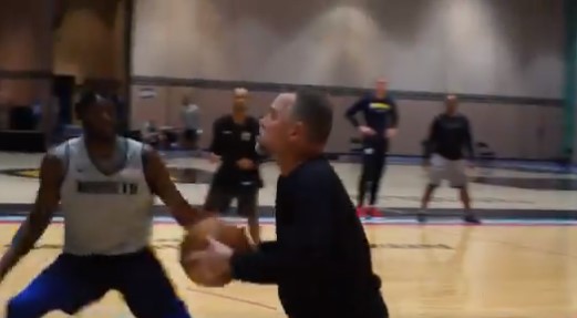 迈克尔-马龙亲自上阵参加对抗训练，稳稳命中中投