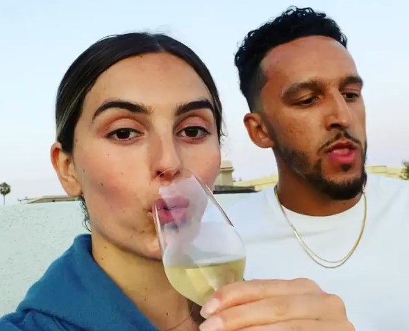 还挺滋润？沙梅特晒与女友合照：很快会与他们碰杯