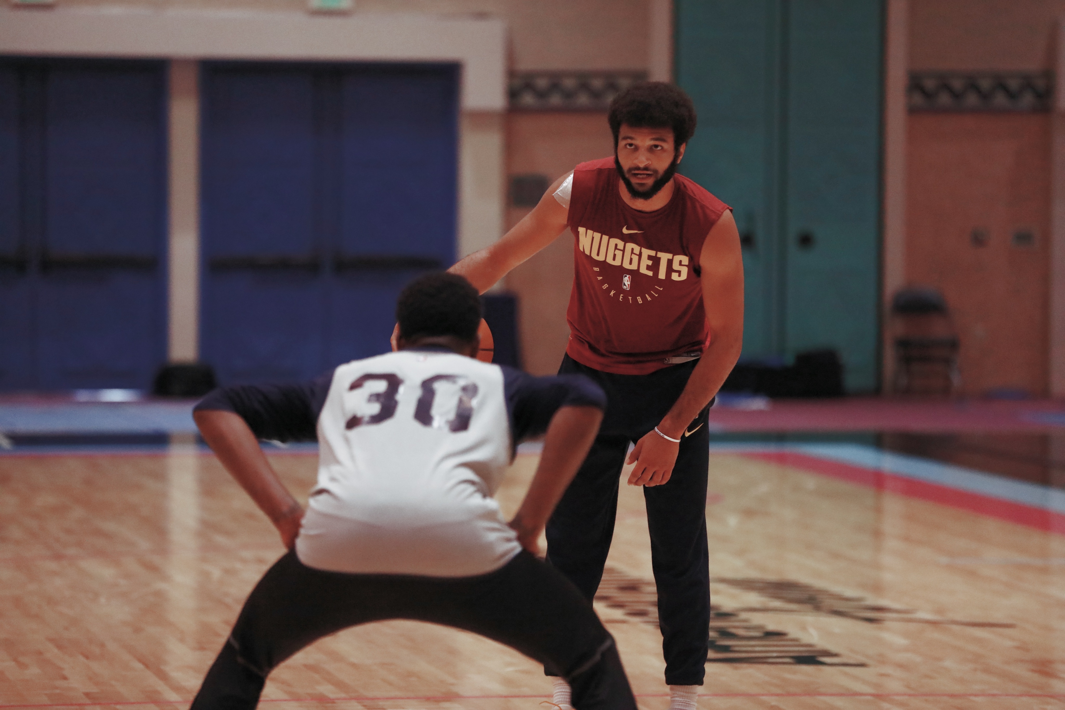 掘金官推晒出球队今日份训练图集：日复一日将变得更好