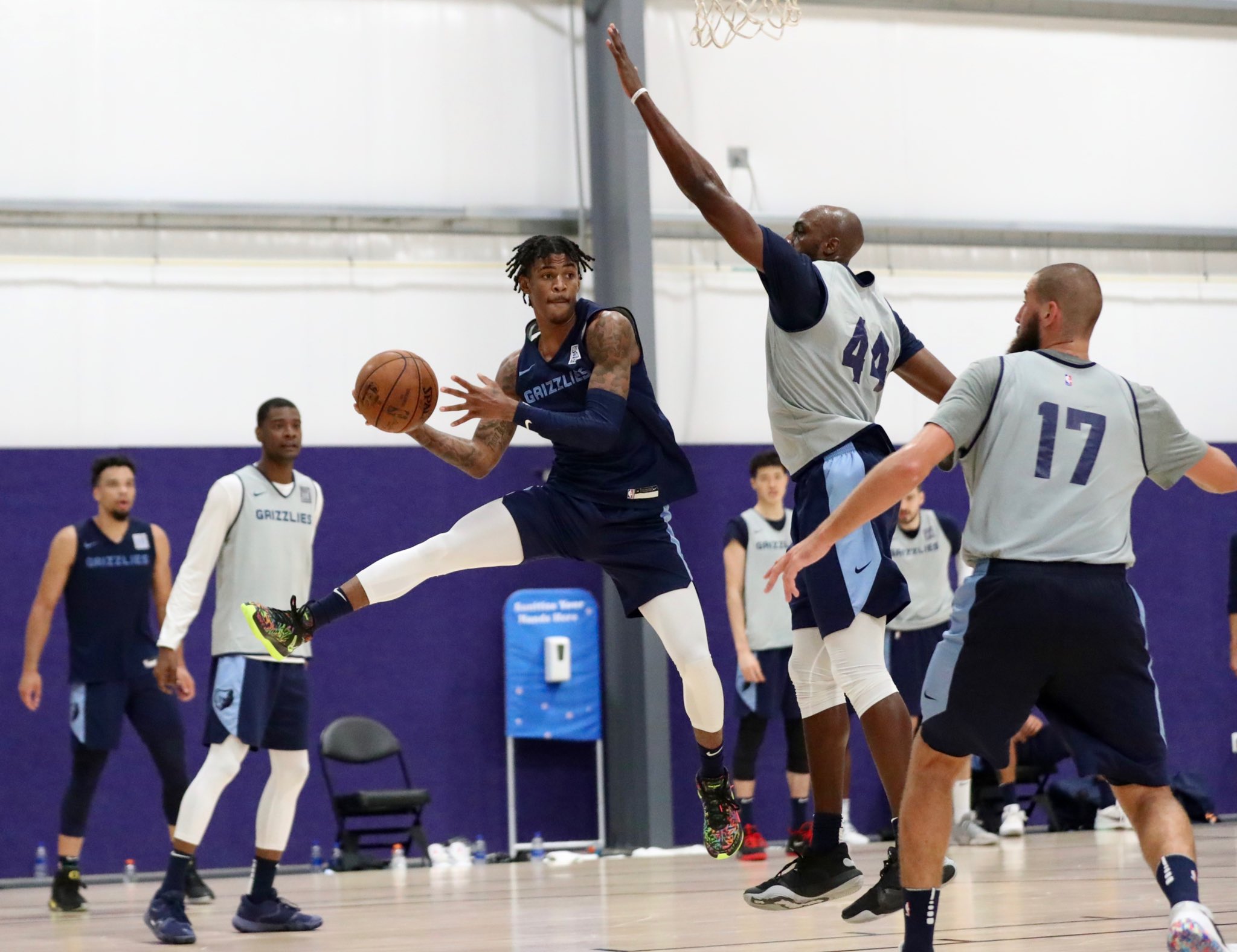 双J组合出彩！灰熊晒球队今日训练照：又接近了一步