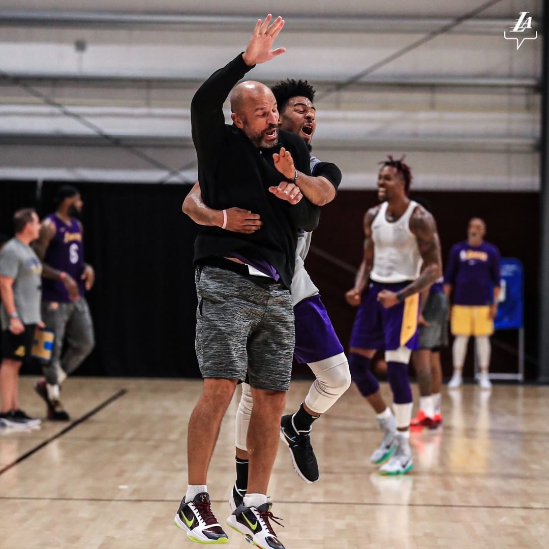 有说有笑!湖人官方ins晒出库克与基德“亲密互动”照