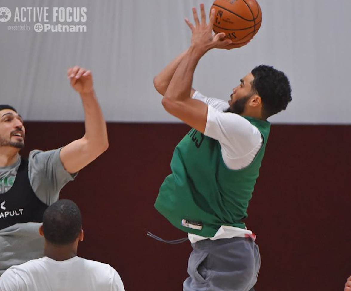 勤奋努力！凯尔特人官推晒出球队今日份训练图集