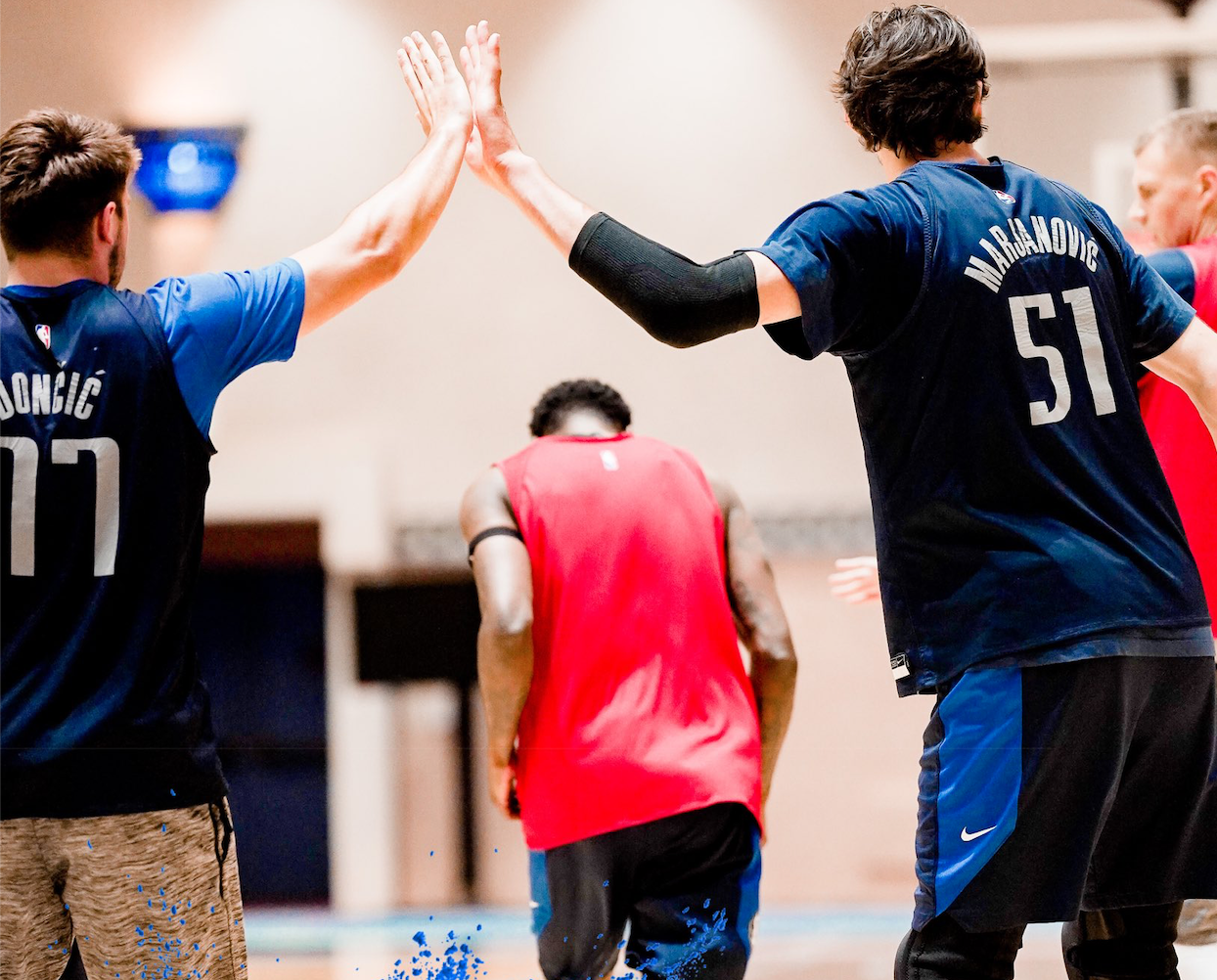 刻苦训练！独行侠官推晒出今日份球队合练图集