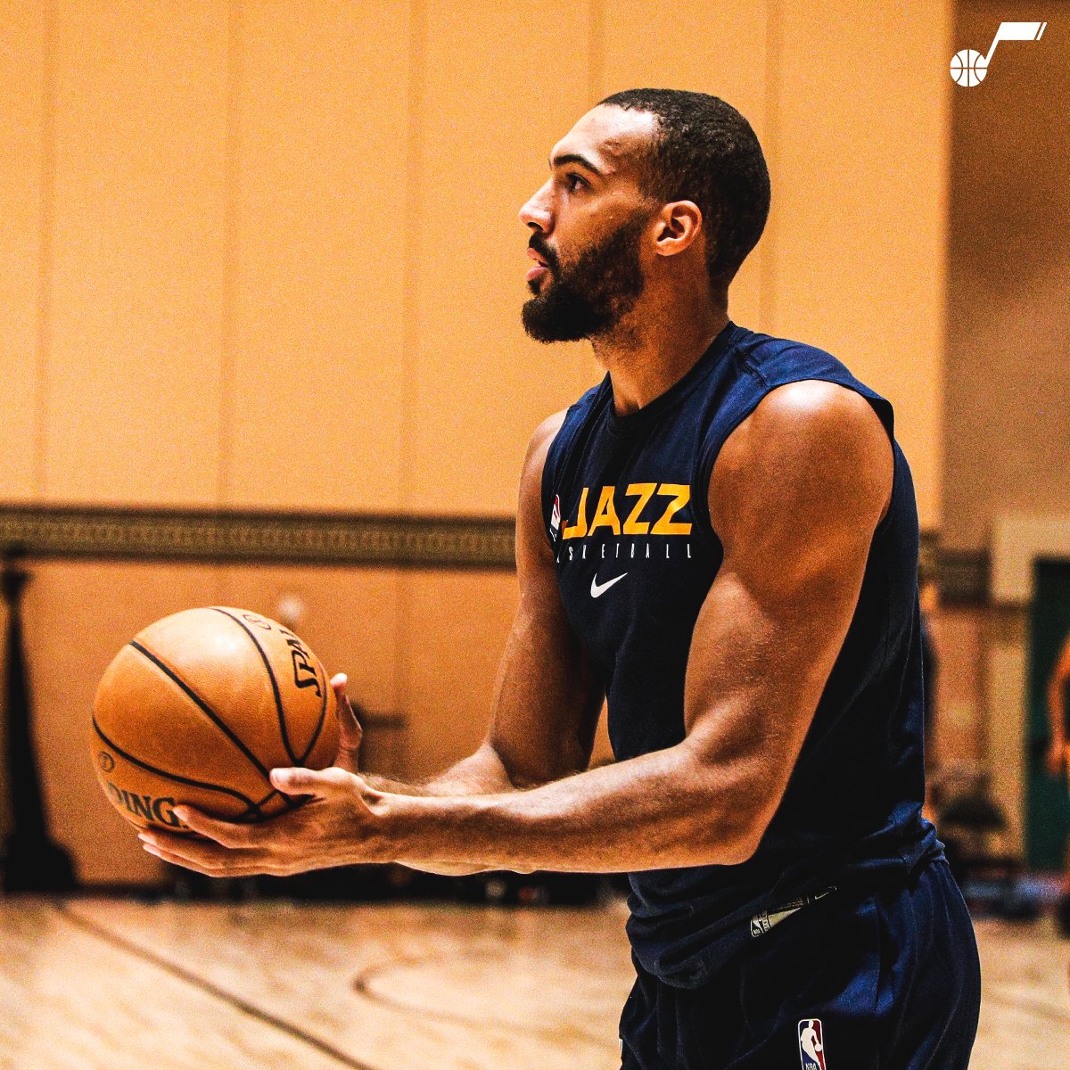 努力备战!爵士官推晒出球队今日份训练图集