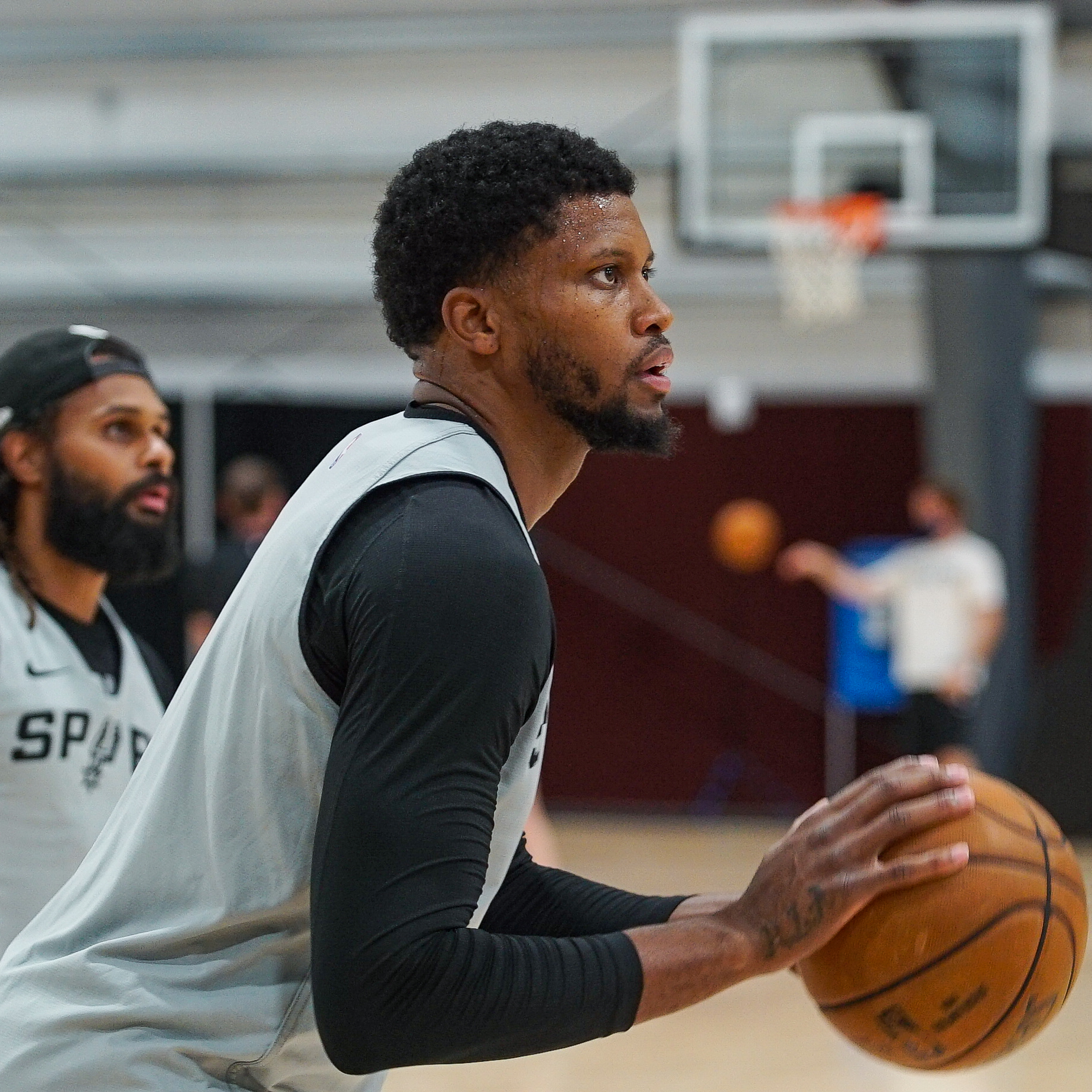 盖伊：我正在努力学习成为一名更出色的年轻人的导师