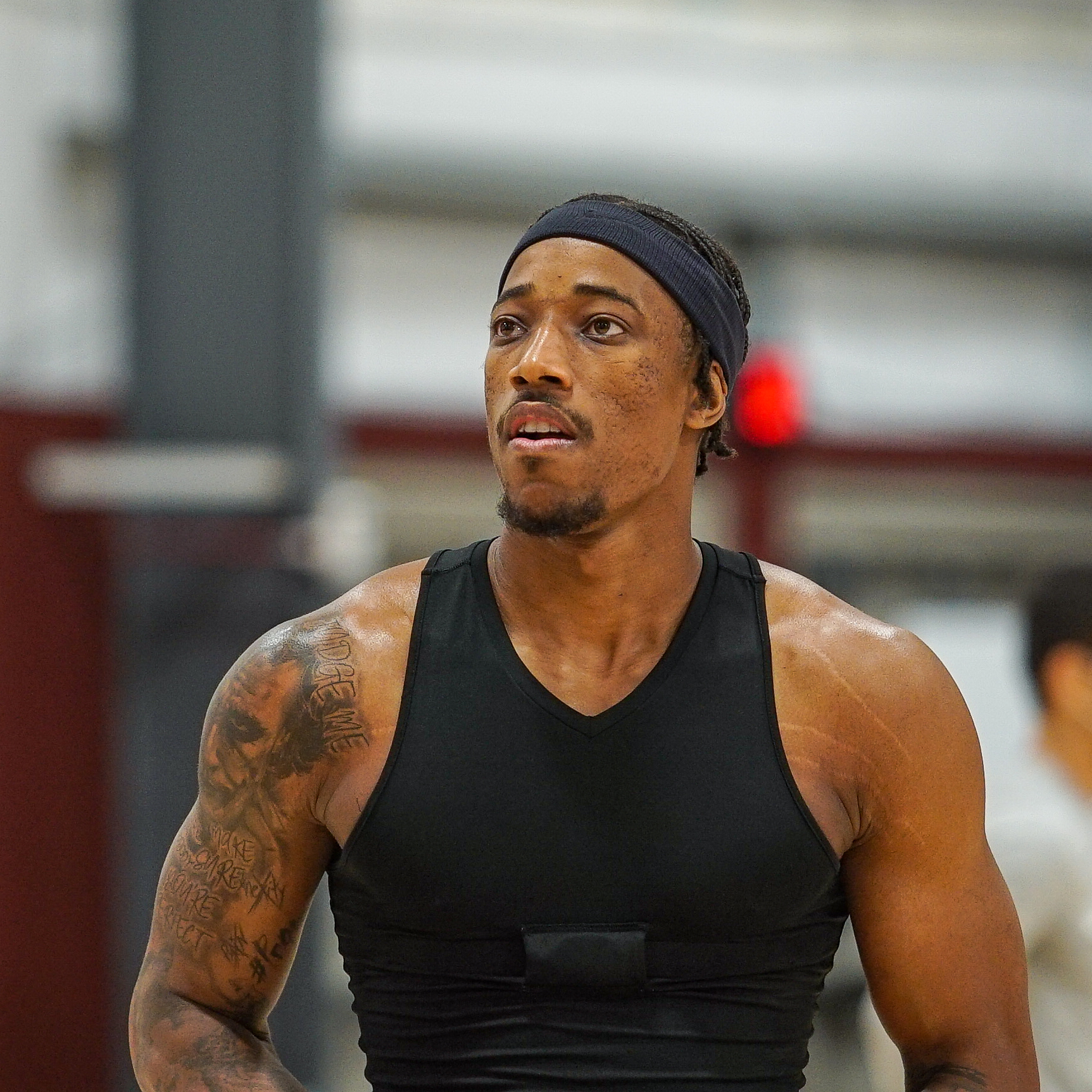 马刺官方推特发布最新球队训练照：隔离园区内的工作继续