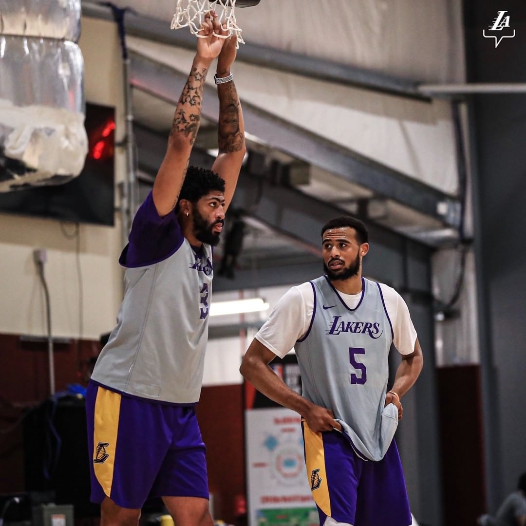 湖人官方晒今日训练照：大戏上演之前的训练