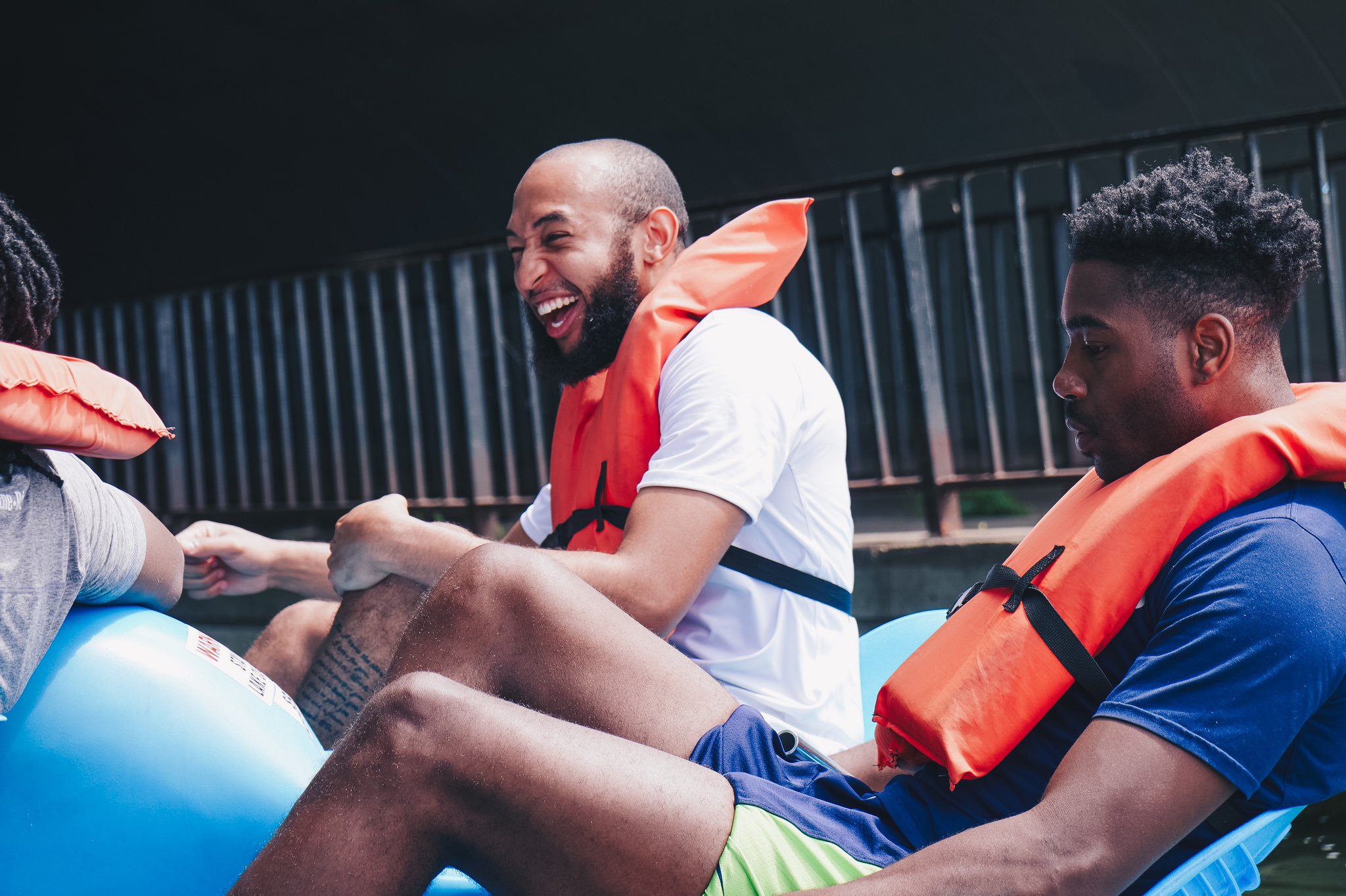 森林狼官推晒出众球员水中游玩照片：湖泊之城