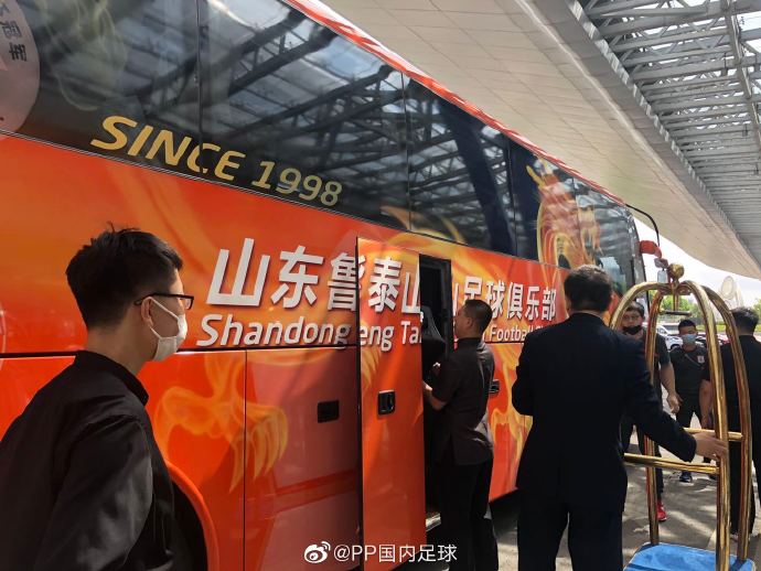 多图流：建业、申花、深足、鲁能四队大巴已抵达大连