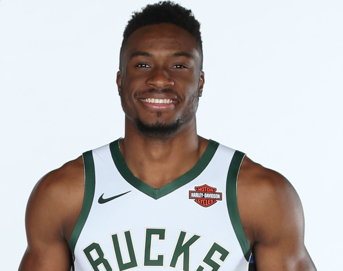 NBA官推祝雄鹿球员萨纳西斯-阿德托昆博28岁生日快乐