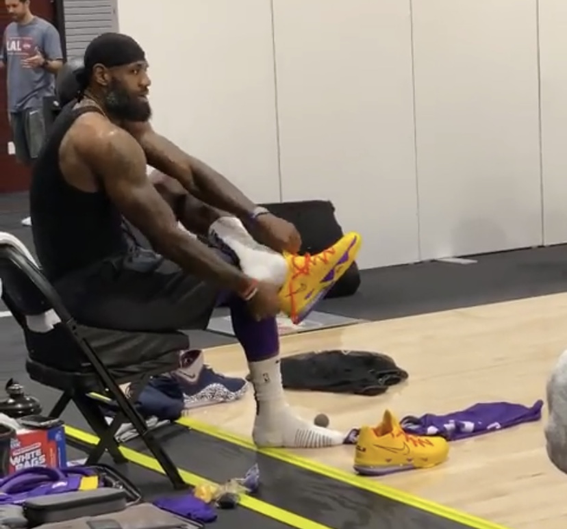 跺脚穿鞋法?NBA官方晒詹姆斯训练前上脚詹17穿鞋画面