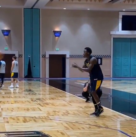NBA官推晒奥拉迪波投篮训练视频：太丝滑了