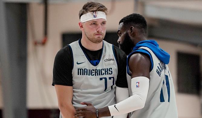 独行侠晒球员训练组照：训练馆里能量十足