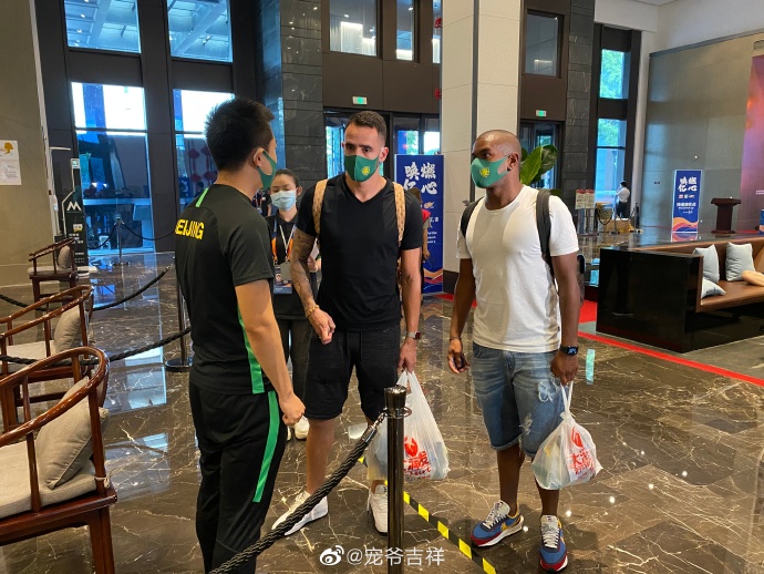 多图流：人齐了！奥古斯托、费尔南多抵达苏州赛区酒店