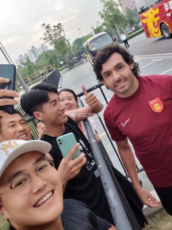面临处罚？高拉特未戴口罩与球迷合影