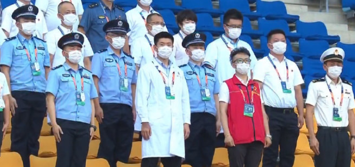 GIF：向英雄致敬！中超开幕式全体人员进行默哀仪式