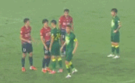 GIF：杨帆与刘乐顶牛被红牌罚下，国安10人应战
