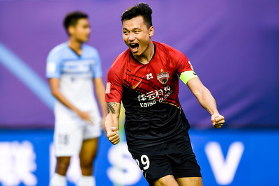 GIF：郜林头球攻门造成李松益乌龙，深足1-0富力
