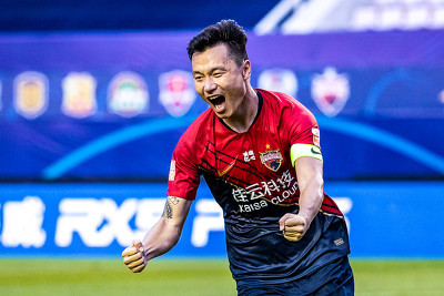 GIF：李源一再次造点郜林点球命中，深足3-0富力