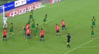 GIF：杨帅造成于大宝打进乌龙球，重庆扳回一城