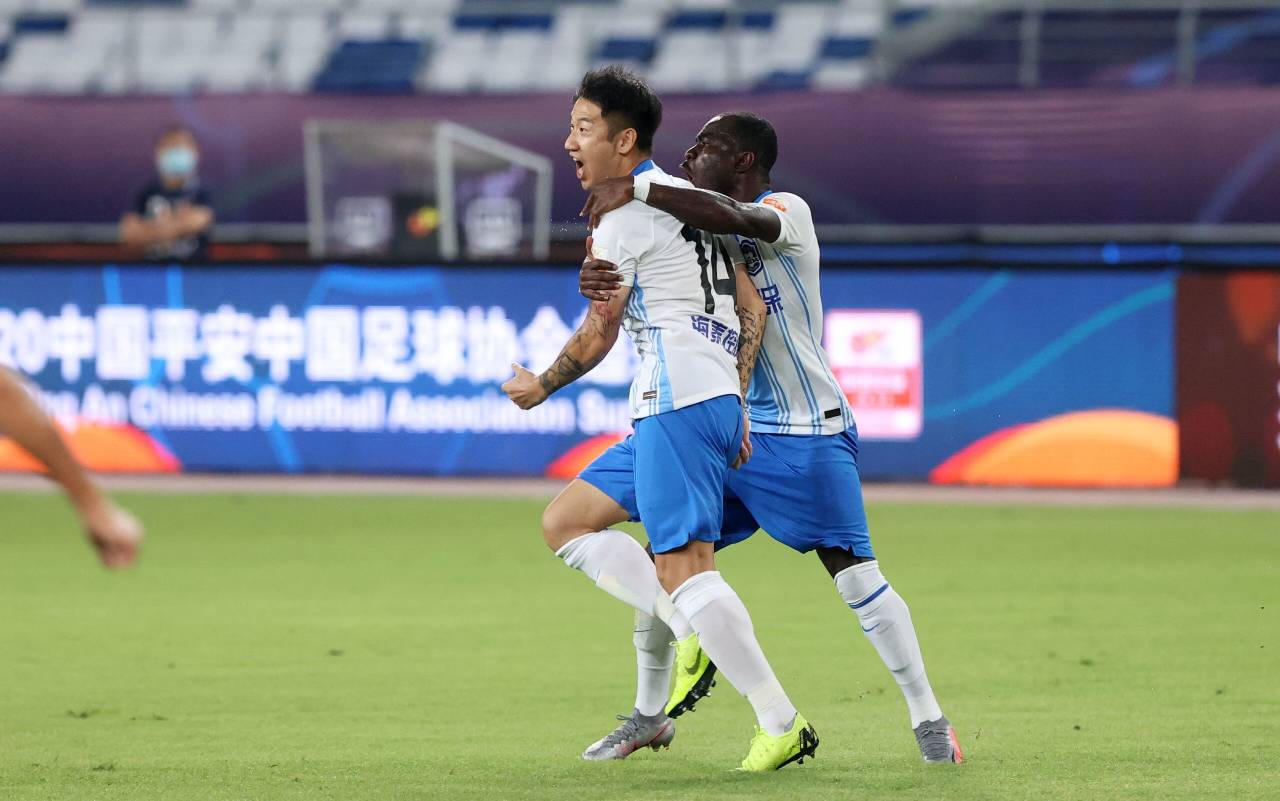 GIF：荣昊大力任意球直接破门！泰达1-0上港