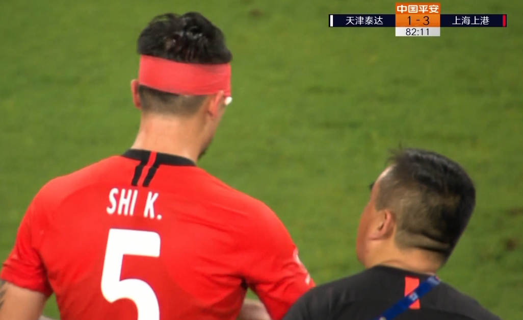 GIF：激烈！石柯与阿奇姆彭争顶头撞头，眉骨破裂出血