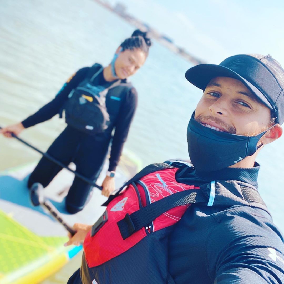 海上冲浪！阿耶莎晒与库里一起冲浪时的合照