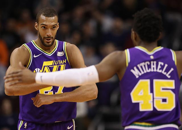 冰释前嫌！米切尔今日热身赛4次助攻全部给的鲁迪-戈贝尔