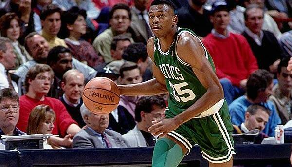 27年前的今天，年仅27岁的全明星后卫雷吉-刘易斯去世