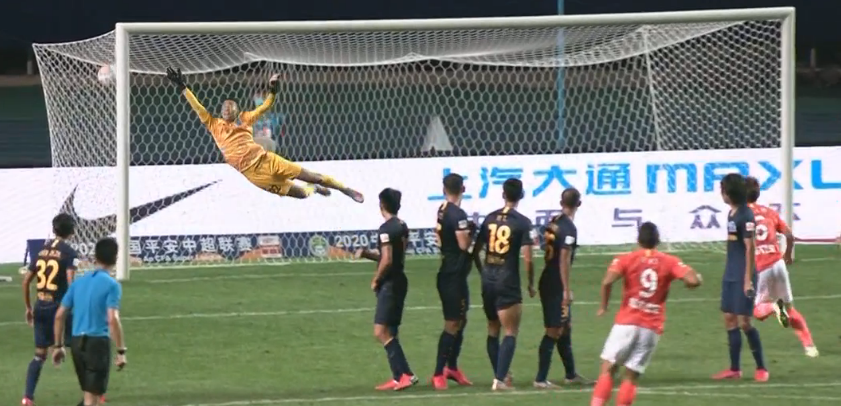 GIF：世界波！艾克森满分任意球死角破门，恒大5-0富力