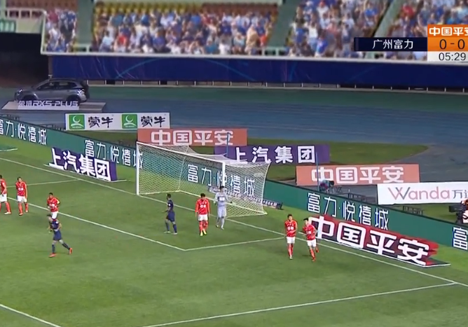 GIF：像素级特效，转播方为广州德比看台“填充”虚拟球迷