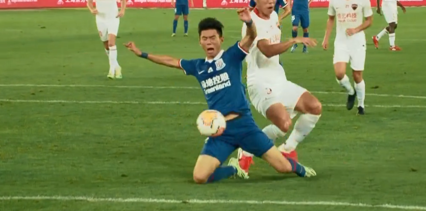 GIF：裁判观看VAR判点，金信煜主罚命中！申花3-1深足
