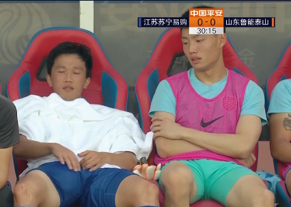 GIF：谢鹏飞射门不慎拉伤腹股沟，被田依浓替换下场
