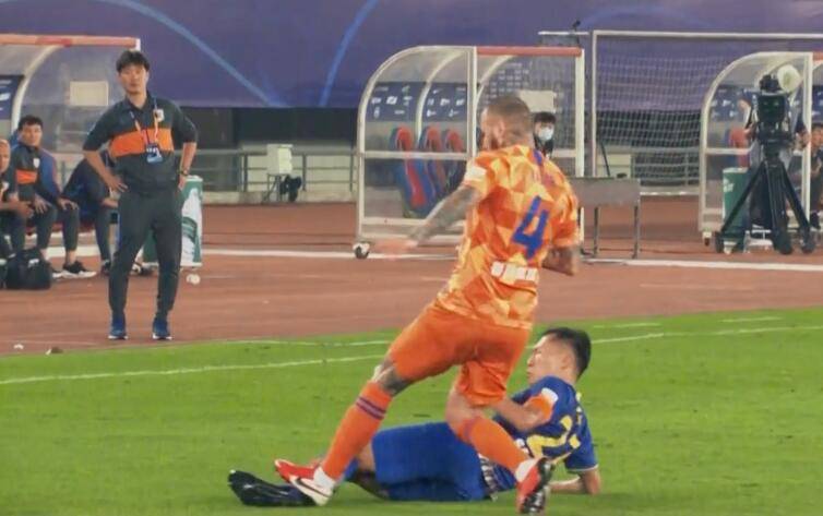 GIF：替补登场仅5分钟，卡达尔犯规染红下场