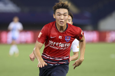 GIF：元敏诚领到第二张黄牌被罚下，重庆10人应战