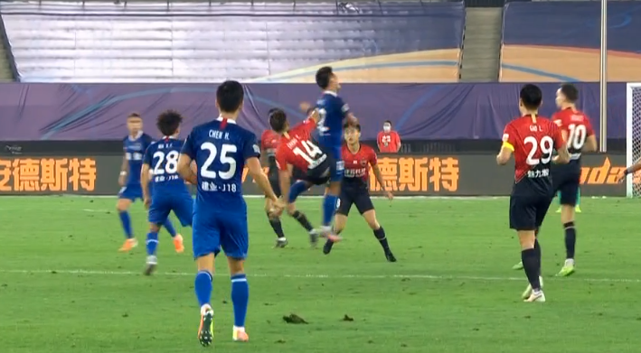 GIF：不冷静！张源抬脚过高飞踹踢中对手染红