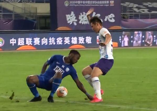 GIF：草皮的锅？奥斯卡禁区内摔倒错失良机