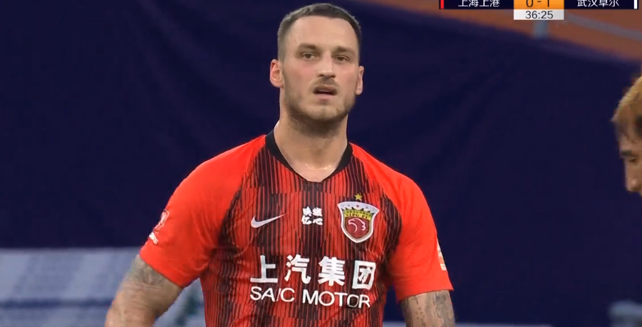 GIF:洛佩斯禁区内巧妙做球pptv足球直播在线观看,阿瑙跟进打门怒射冲天炮