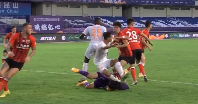 GIF：卓尔被动换人，进球功臣张成林因伤下场