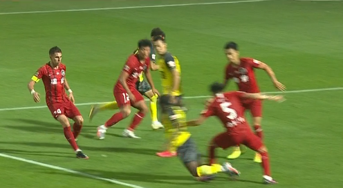 GIF：顾操疑似在禁区内推倒费南多，主裁未判罚点球