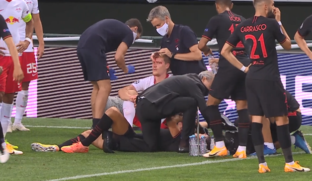 GIF：拼抢激烈！萨维奇与莱比锡球员争抢流血，接受包扎