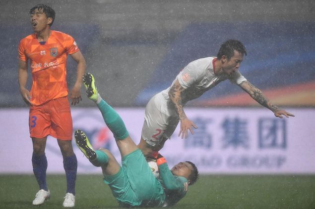 佩莱刘彬彬破门主裁判多次争议判罚，鲁能2-0深圳