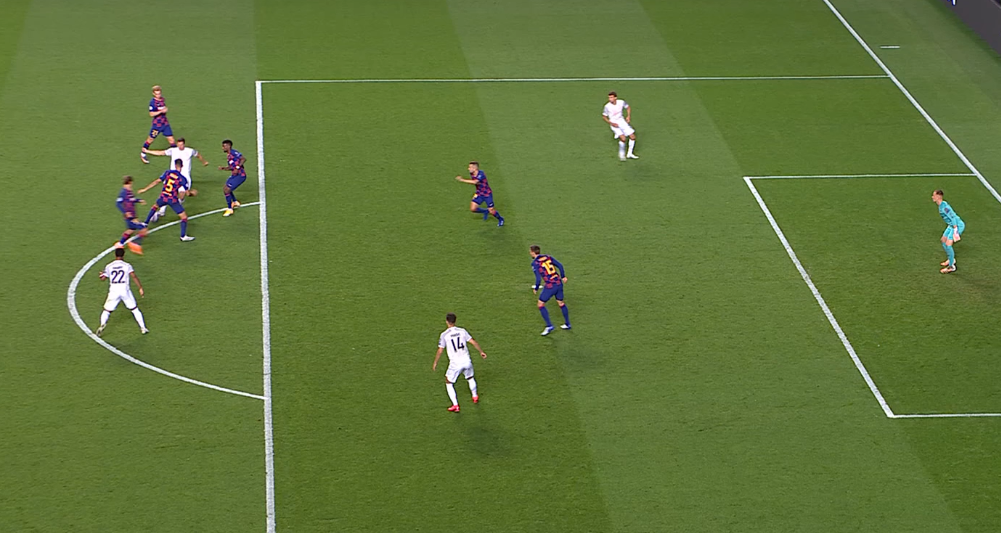 GIF：莱万推空门，但穆勒接球前处于越位位置，进球无效