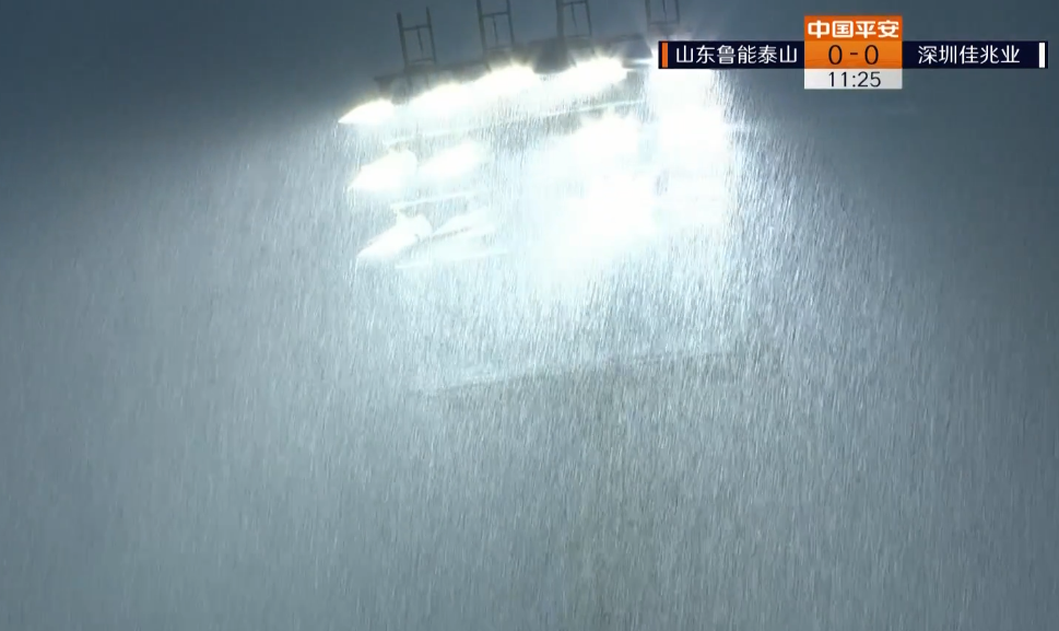 GIF：雨太大了！鲁能主帅李霄鹏冒雨指挥比赛