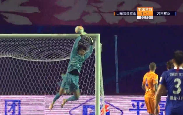GIF：颇有威胁！陈灏头球攻门击中横梁上沿