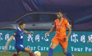 GIF：建业疑似禁区内手球，裁判看VAR后认定没有点球
