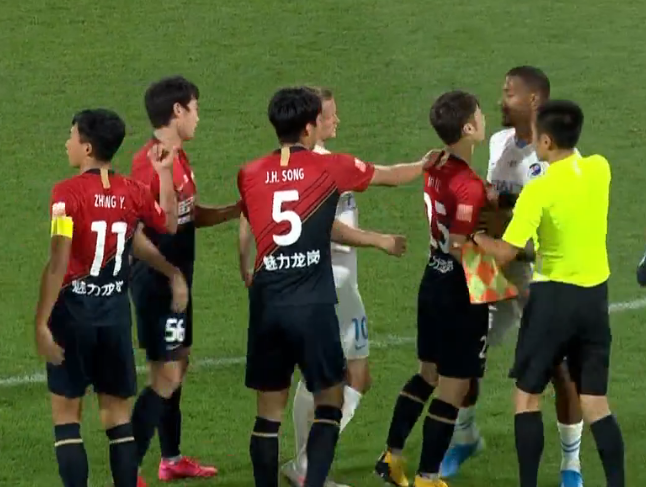 GIF：场上对抗场下吵架，龙东与马里赛后爆发口角
