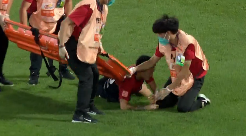 GIF：难顶！担架员下场时滑倒，将葛振甩出担架