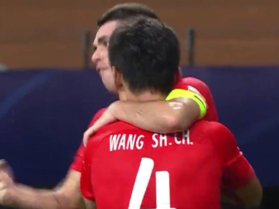 GIF：奥斯卡任意球助攻王燊超头球破门，上港扳平比分